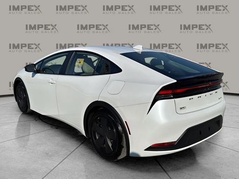 Used 2024 Toyota Prius LE image 3