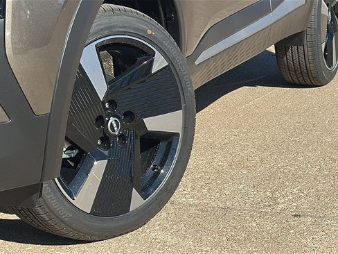 New 2026 Nissan Kicks SR w/ Cold Weather Package image 3