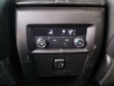 Used 2022 Chevrolet Traverse LT image 17