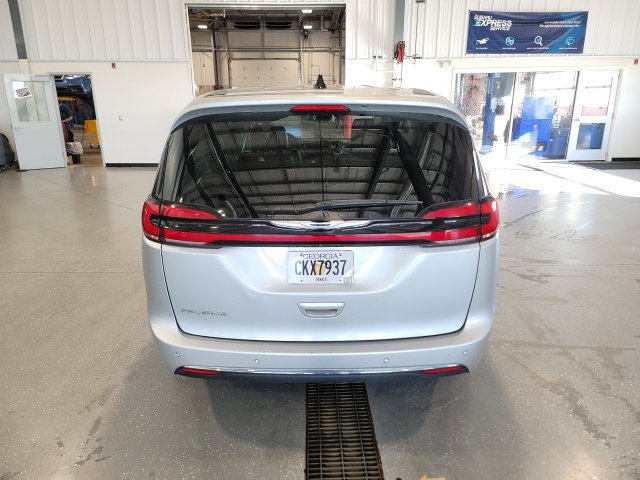 Used 2024 Chrysler Pacifica Touring-L FWD image 6