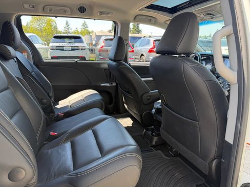 Used 2017 Toyota Sienna SE FWD image 22
