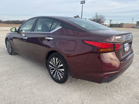 Used 2025 Nissan Altima 2.5 SV FWD image 4