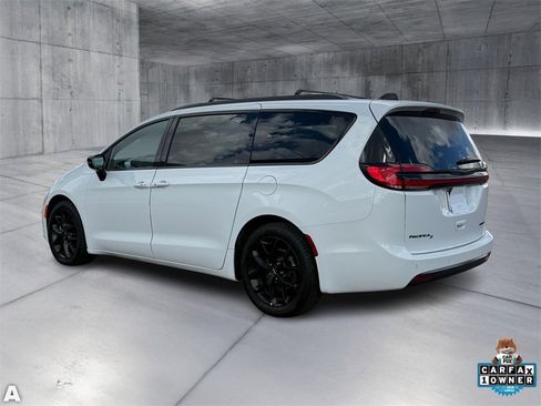 Certified 2025 Chrysler Pacifica Limited image 4