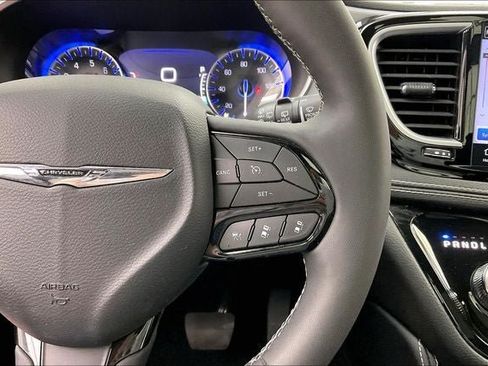 Used 2025 Chrysler Pacifica Limited FWD image 24