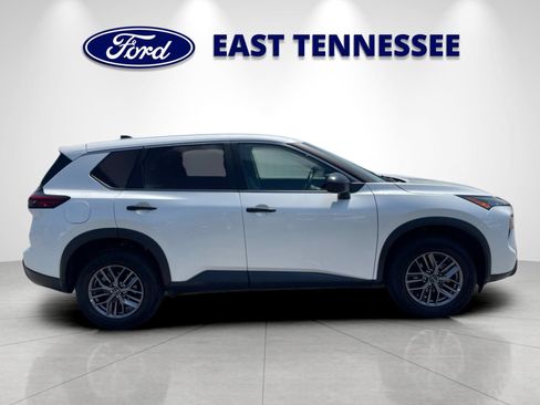 Used 2024 Nissan Rogue S AWD/4WD image 2