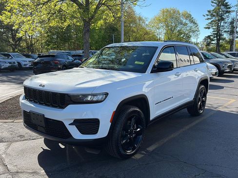 Used 2023 Jeep Grand Cherokee Altitude AWD/4WD image 3