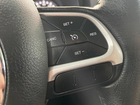 Used 2023 Jeep Renegade Latitude w/ Premium Group image 39