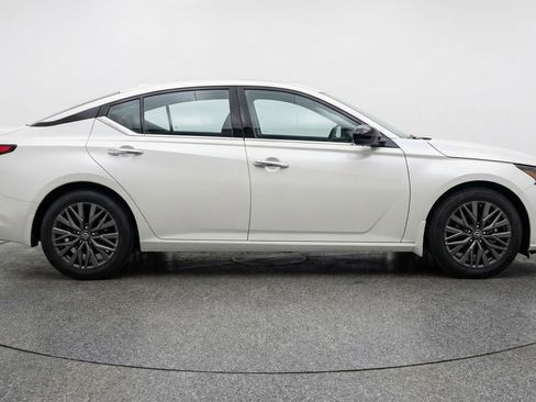 Used 2025 Nissan Altima 2.5 SV image 11