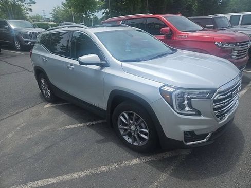 Used 2022 GMC Terrain SLT w/ Tech Package FWD image 2