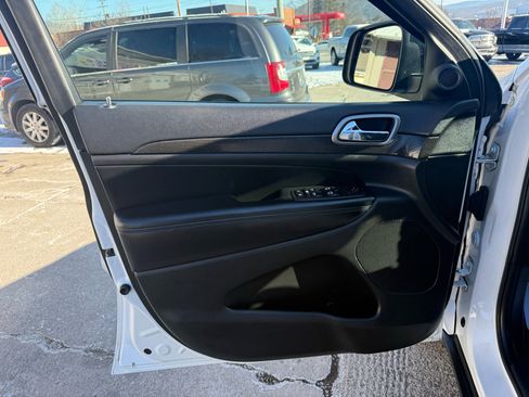 Used 2018 Jeep Grand Cherokee Laredo image 14