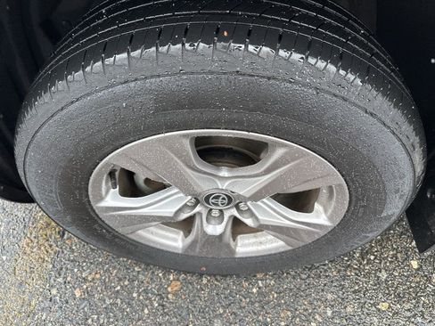 Used 2023 Toyota RAV4 XLE w/ Convenience Package image 13