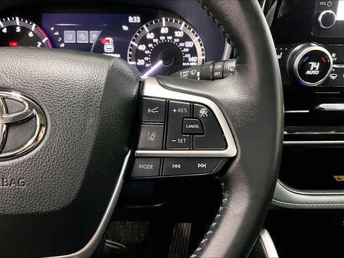 Used 2023 Toyota Highlander XLE AWD/4WD image 25