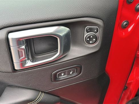 Used 2025 Jeep Wrangler Unlimited Sahara image 13