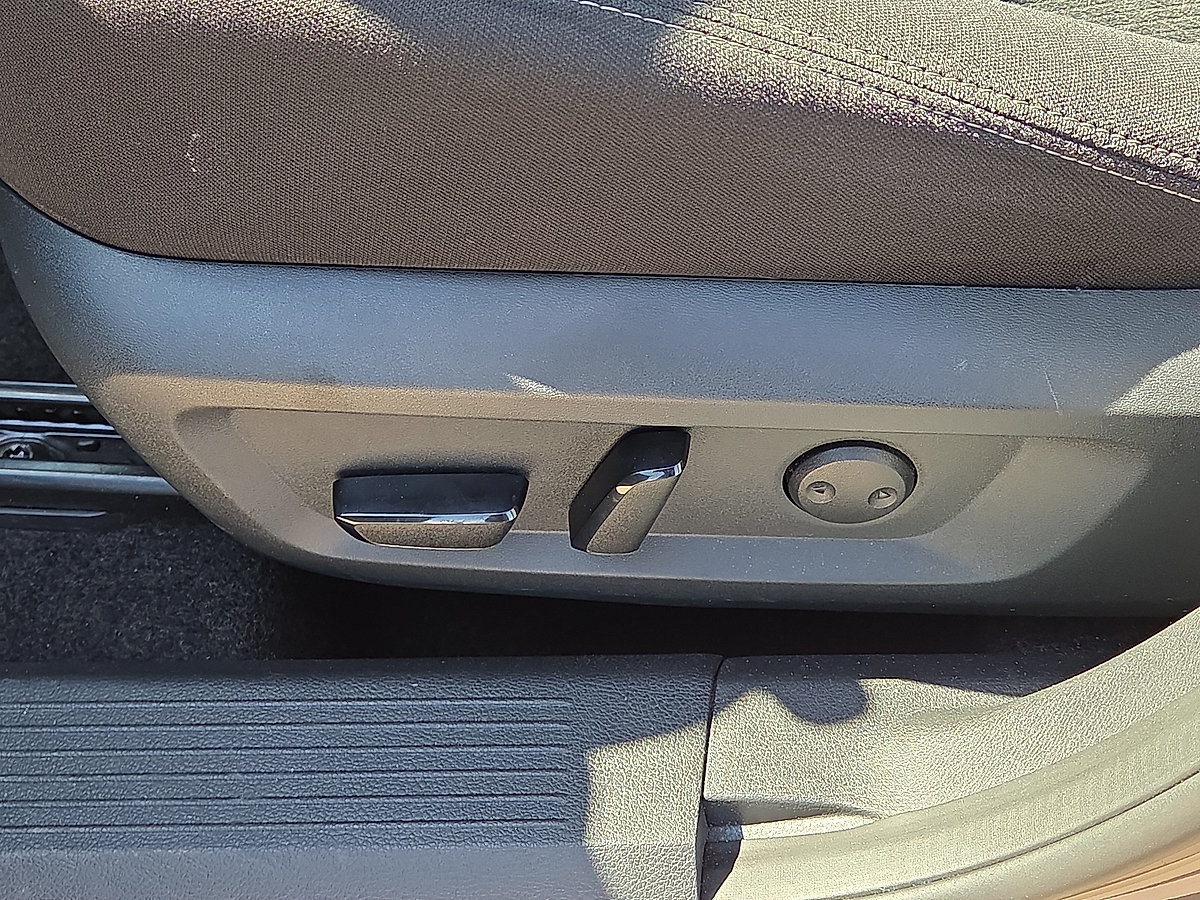 Used 2025 Nissan Rogue SV FWD image 22