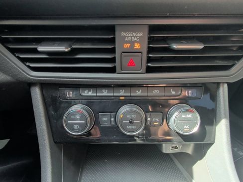 Used 2019 Volkswagen Jetta R-Line FWD image 23