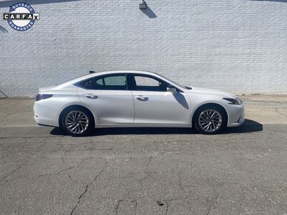 Used 2019 Lexus ES 350 Ultra Luxury w/ Accessory Package 2