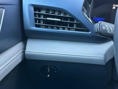 Used 2024 Volkswagen Taos SE image 30