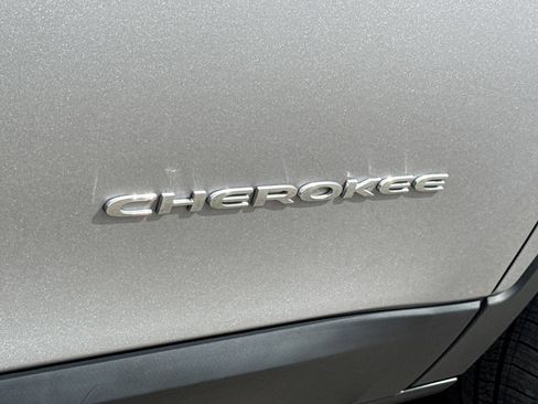 Used 2019 Jeep Cherokee Limited FWD image 8