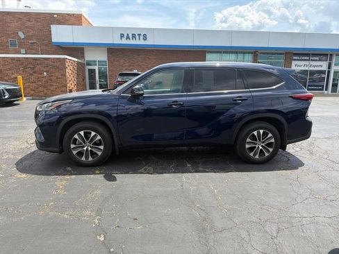 Used 2021 Toyota Highlander XLE AWD/4WD image 1