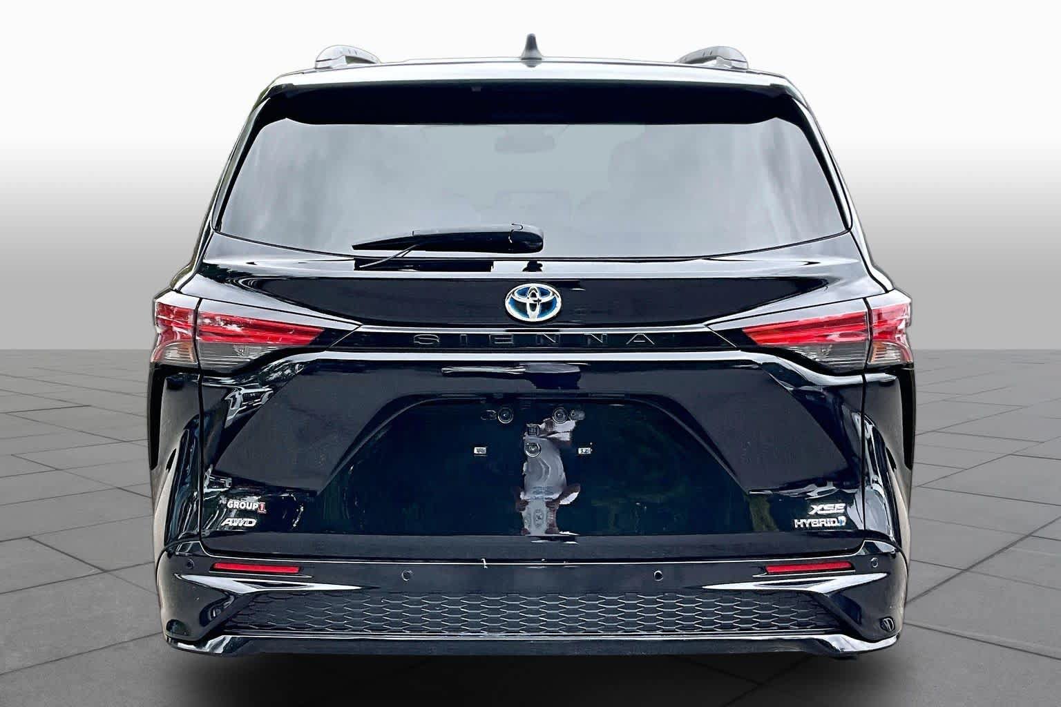 Used 2023 Toyota Sienna XSE w/ XSE Plus Package AWD/4WD image 5