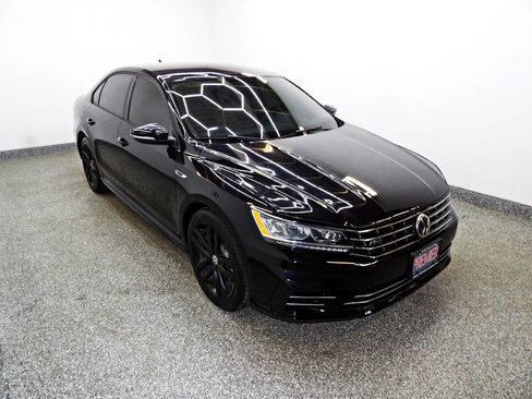 Used 2018 Volkswagen Passat 2.0T R-Line w/ R-Line Lighting Package image 3