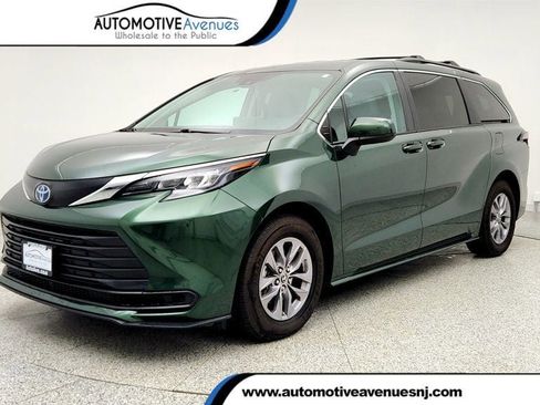 Used 2024 Toyota Sienna LE image 1