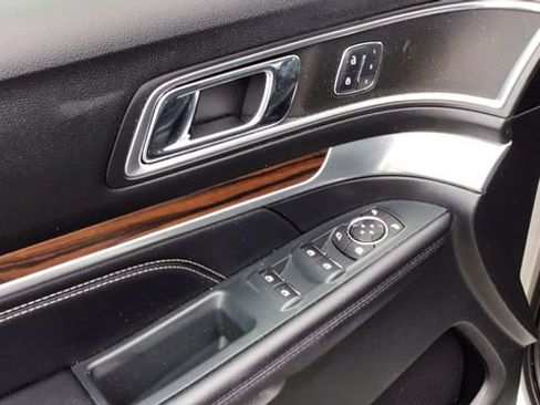 Used 2018 Ford Explorer Limited image 22