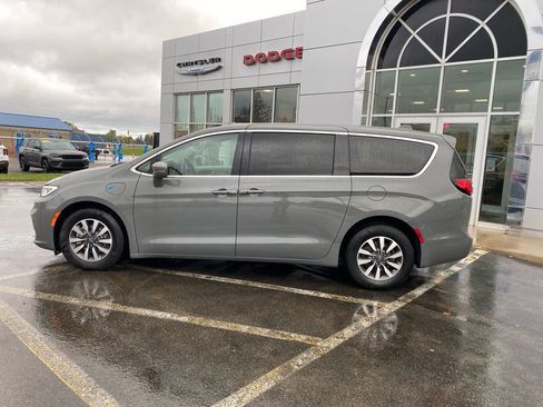 Used 2022 Chrysler Pacifica Touring-L image 2