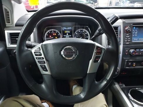Used 2018 Nissan Titan SV w/ SV Convenience Package image 10