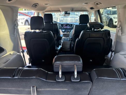 Used 2023 Chrysler Pacifica Touring-L FWD image 23