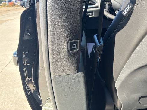 New 2026 Chrysler Pacifica Limited w/ Uconnect Theater Family Group image 22