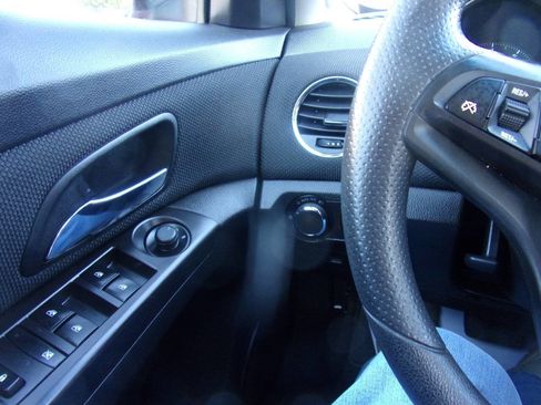 Used 2016 Chevrolet Cruze LT image 25