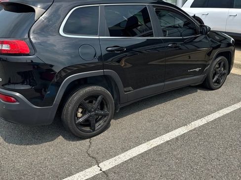 Used 2017 Jeep Cherokee Latitude w/ Comfort/Convenience Group FWD image 4