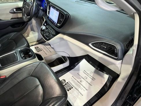 Used 2021 Chrysler Pacifica Touring-L image 3