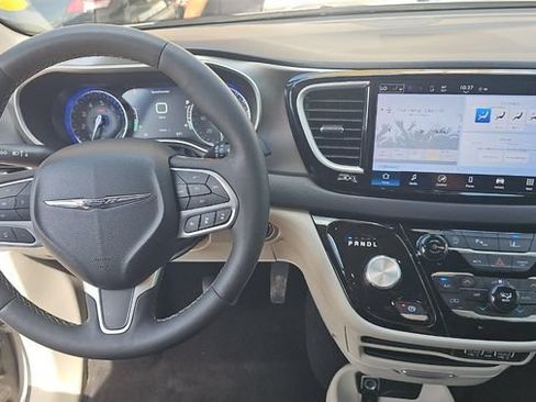 Used 2024 Chrysler Pacifica Touring-L FWD image 6