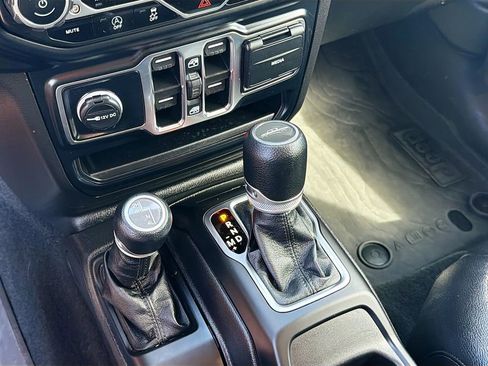 Used 2023 Jeep Gladiator Willys image 17