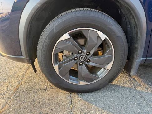 Used 2024 Nissan Rogue SV w/ SV Premium Package image 17