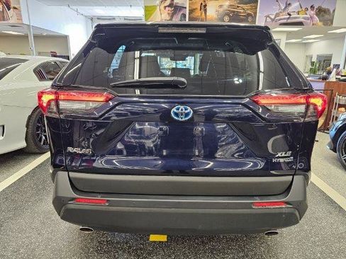 Used 2022 Toyota RAV4 XLE Premium AWD/4WD image 6