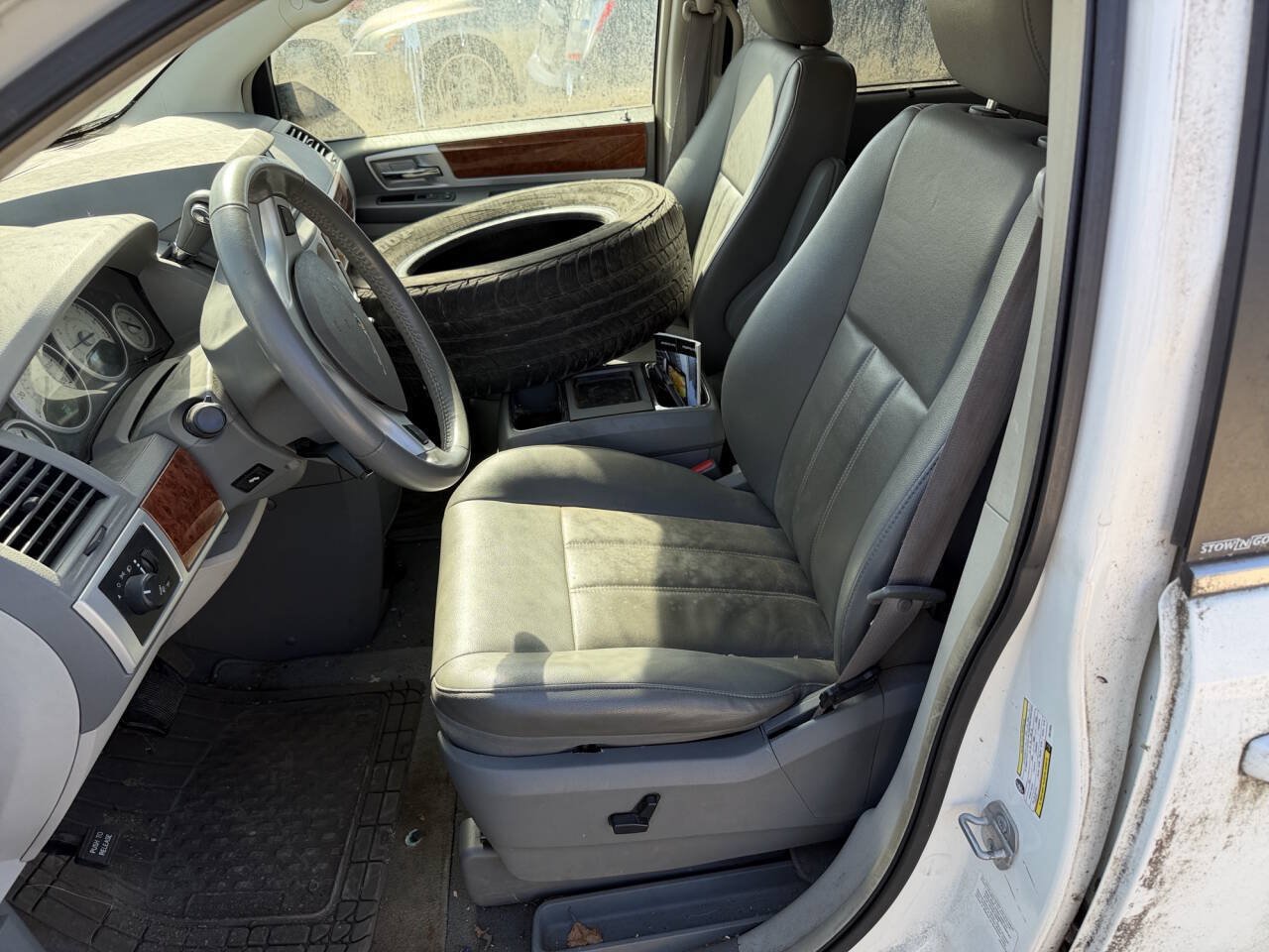 Used 2009 Chrysler Town & Country Touring FWD image 19