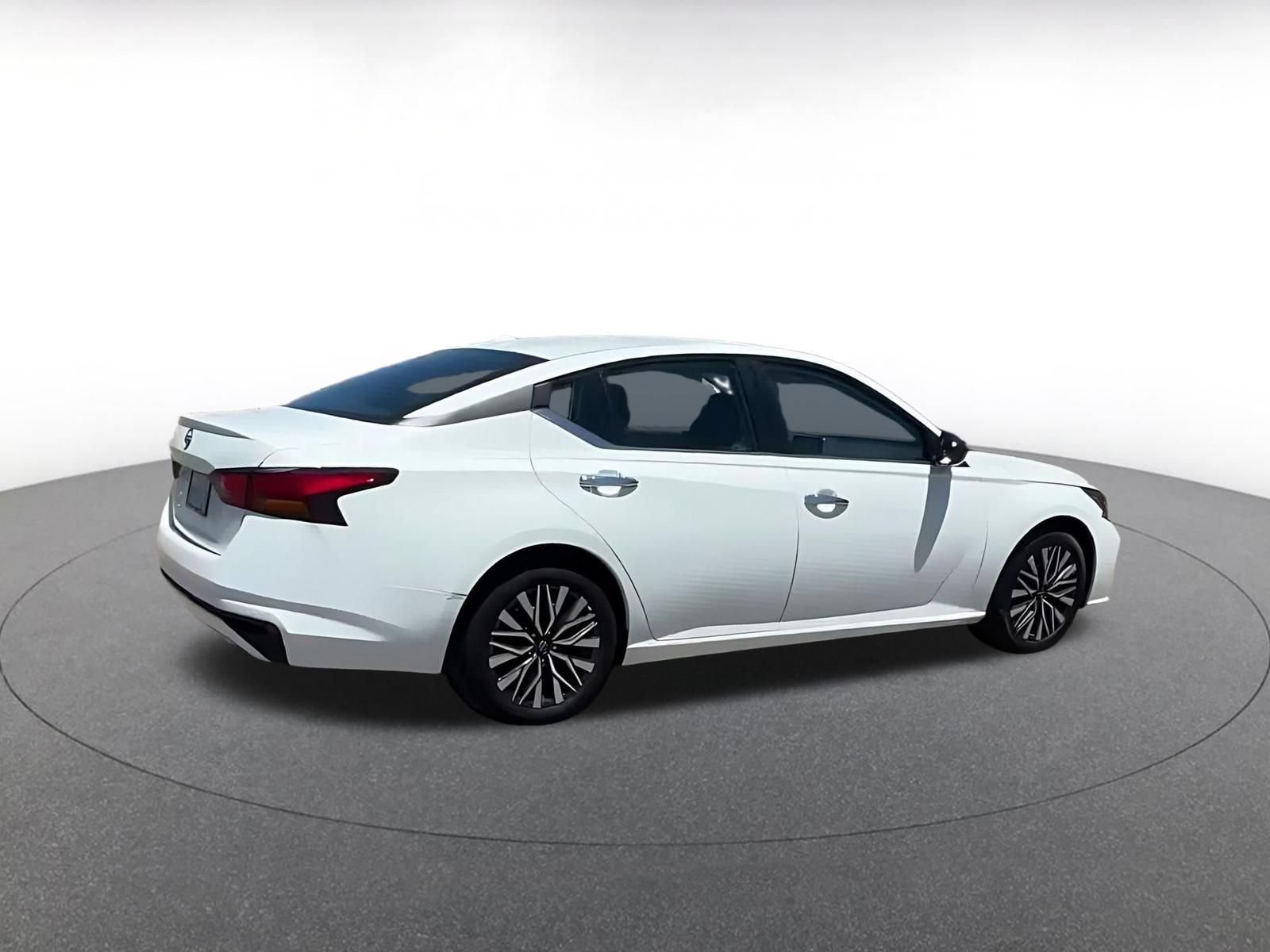 Used 2025 Nissan Altima 2.5 SV FWD image 12