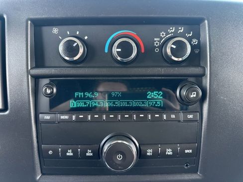 Used 2018 Chevrolet Express 2500 w/ Driver Convenience Package RWD image 29
