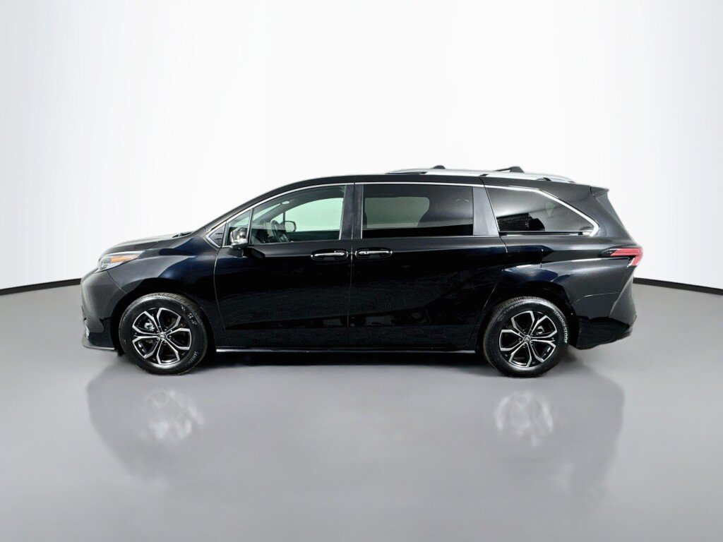 Used 2025 Toyota Sienna Platinum AWD/4WD image 2