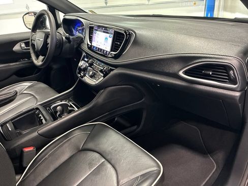 Used 2025 Chrysler Pacifica Limited FWD image 44