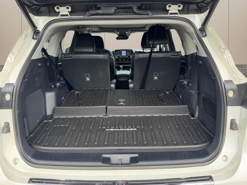 Used 2021 Toyota Highlander Platinum AWD/4WD image 16