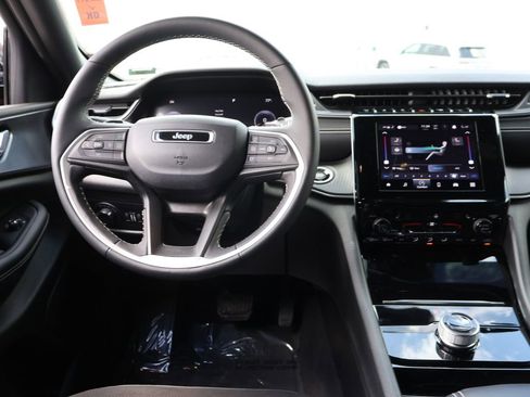 Used 2023 Jeep Grand Cherokee Altitude AWD/4WD image 19