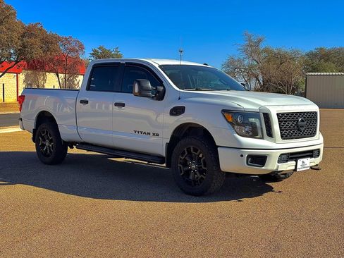 Used 2019 Nissan Titan SV w/ SV Convenience Package image 4