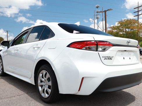 Used 2025 Toyota Corolla LE w/ Convenience Package FWD image 3