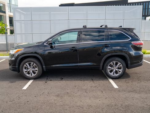 Used 2014 Toyota Highlander Plus FWD image 2