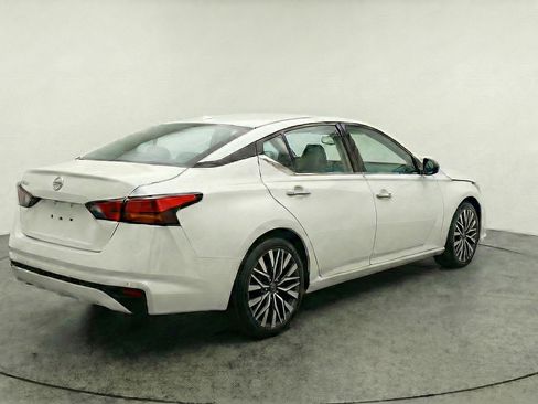 Used 2025 Nissan Altima 2.5 SV FWD image 9