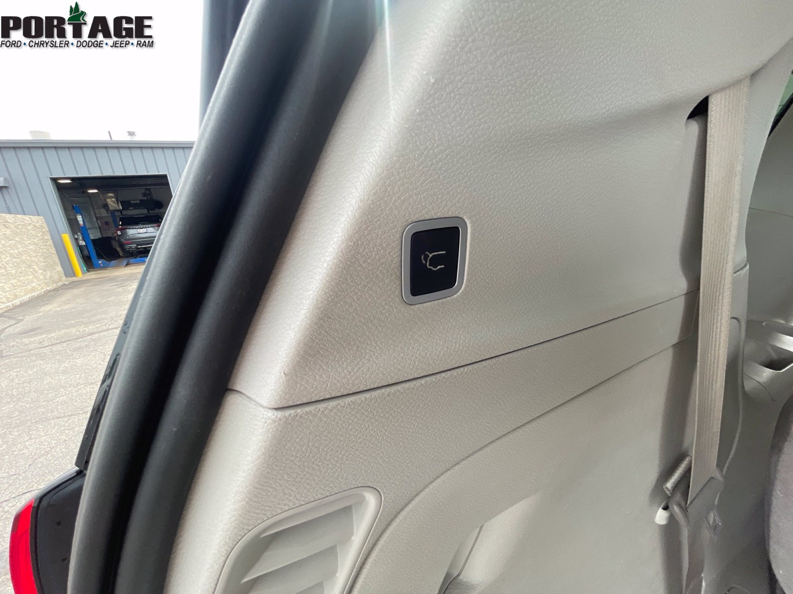 Used 2017 Chrysler Pacifica Touring-L FWD image 19